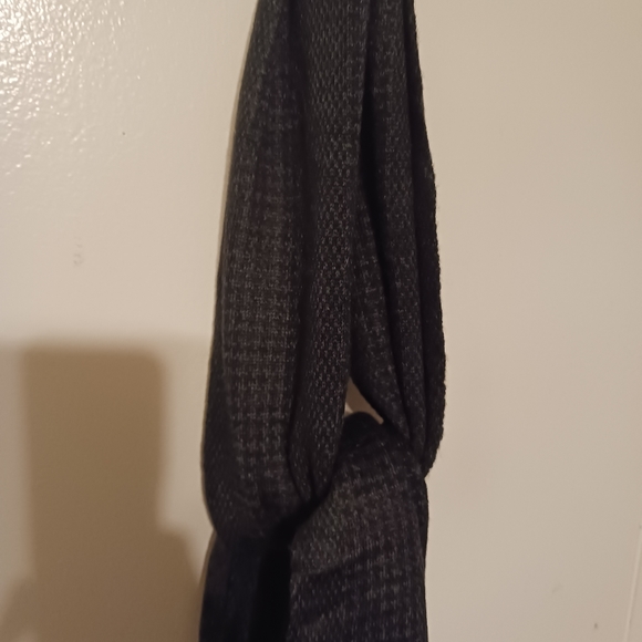 NWT! Men's Scarf (Ryan Seacrest) - Picture 4 of 10